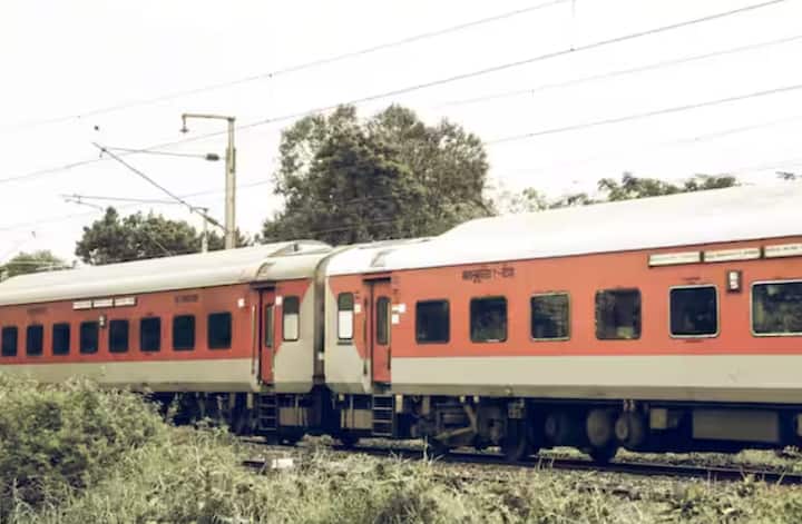 ਰਾਧਿਕਾਪੁਰ ਰੇਲਵੇ ਸਟੇਸ਼ਨ, ਪੱਛਮੀ ਬੰਗਾਲ ਦੇ ਉੱਤਰੀ ਦਿਨਾਜਪੁਰ ਵਿੱਚ ਸਥਿਤ, ਇੱਕ ਭਾਰਤ-ਬੰਗਲਾਦੇਸ਼ ਰੇਲ ਆਵਾਜਾਈ ਬਿੰਦੂ ਹੈ। ਇਹ ਦੋਵਾਂ ਦੇਸ਼ਾਂ ਵਿਚਕਾਰ ਮਾਲ ਅਤੇ ਯਾਤਰੀ ਆਵਾਜਾਈ ਨੂੰ ਸੰਭਾਲਦਾ ਹੈ। ਇਹ ਇੱਕ ਸਰਹੱਦੀ ਚੌਕੀ ਵਜੋਂ ਵੀ ਕੰਮ ਕਰਦਾ ਹੈ।