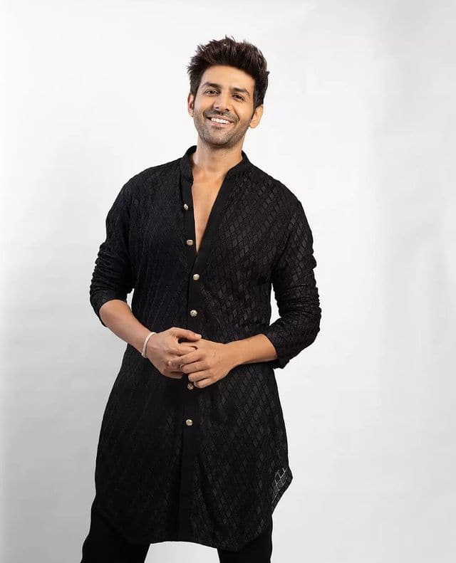 Talking about Kartik Aryan's work front, his film 'Tu Meri Main Tera Main Tera Tu Meri' is going to be released on 25th December. In this, Ananya Pandey will share the screen with him. Apart from this, the actor also has an untitled film lined up with 'Nagjila' and Sreeleela.