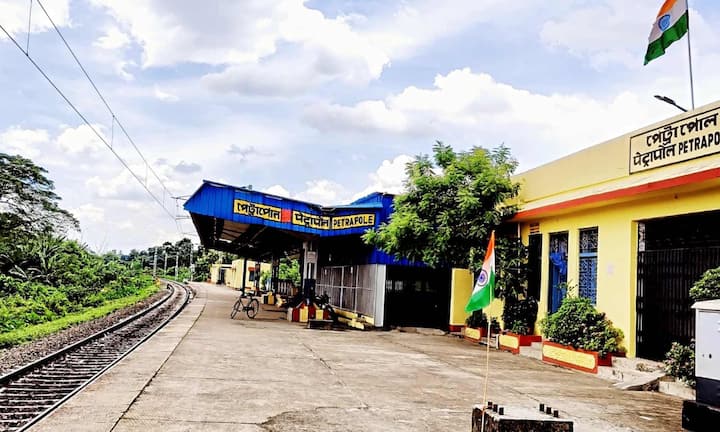 वहीं पश्चिम बंगाल में स्थित पेट्रापोल रेलवे स्टेशन भारत-बांग्लादेश बॉर्डर का बड़ा ट्रांजिट हब है. ब्रिटिश काल में बना यह स्टेशन ब्रॉड गेज लाइन से बांग्लादेश के खुलना से जुड़ा है. यहां से बंधन एक्सप्रेस होकर गुजरती है, लेकिन यात्रा के लिए वैध पासपोर्ट और वीजा जरूरी होता है.
