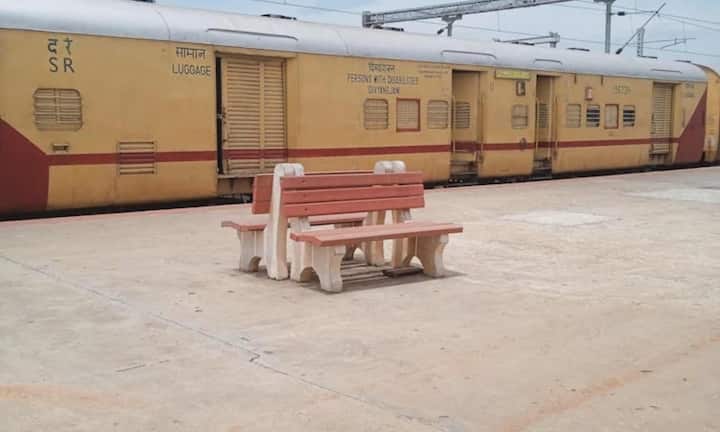 वहीं अटारी भारत-पाकिस्तान रेल संपर्क का सबसे बड़ा और प्रमुख स्टेशन है. पहले इसी रूट से समझौता एक्सप्रेस चलती थी जो भारत के अटारी से पाकिस्तान के लाहौर तक जाती थी. यह स्टेशन भारत-पाकिस्तान बॉर्डर से बिल्कुल पास है और पाकिस्तान यात्रा के लिए मुख्य गेटवे माना जाता है.