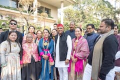 कैसा है अखिलेश यादव के भाई आर्यन की शादी का कार्ड? सामने आईं तस्वीरें