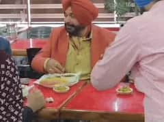 ਨਵਜੋਤ ਸਿੱਧੂ ਨੇ ਦਿੱਲੀ 'ਚ ਲਿਆ ਪਟਿਆਲਾ ਦੇ ਭਟੂਰਿਆਂ ਦਾ ਸਵਾਦ; ਲੋਕਾਂ ਨਾਲ ਕੀਤੀ ਮੁਲਾਕਾਤ