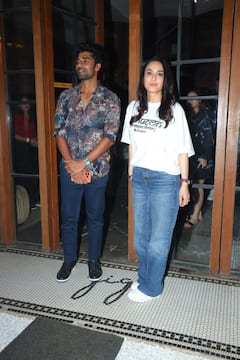 प्रीति जिंटा ने क्रिकेटर श्रेयस अय्यर के साथ की पार्टी, पैपराजी के लिए ऐसे दिए पोज