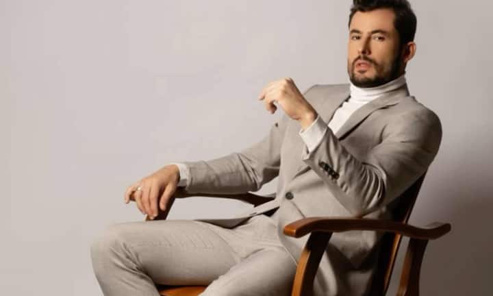 A blazer looks good on the body only when its shoulders fit well, the sleeves reach the wrist and the length is balanced. Addict fitting of blazer can spoil your entire look.