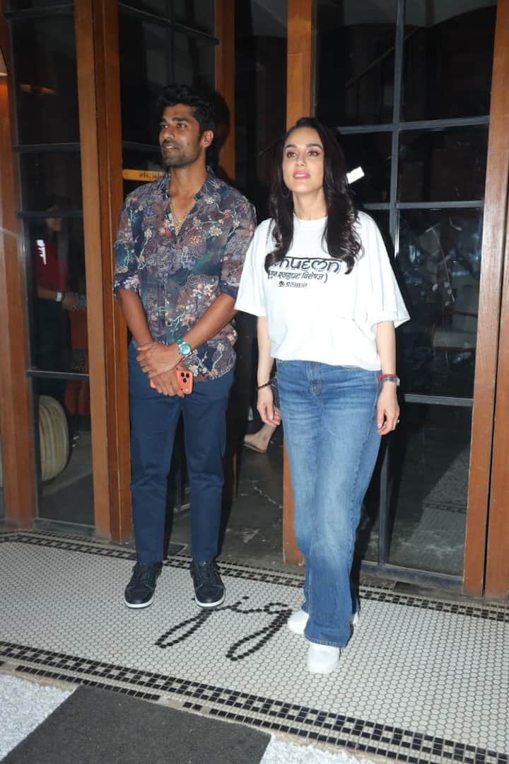 उन्होंने प्रीति के साथ पैपराजी के लिए पोज भी दिए. एक बार फिर प्रीति और श्रेयस को साथ देखकर फैंस खुश हो रहे हैं.