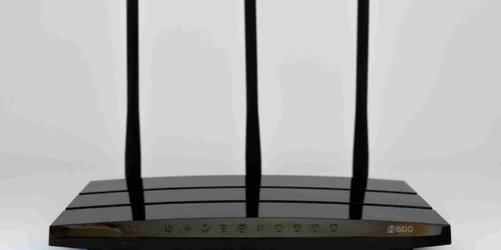 सबसे पहली और जरूरी बात राउटर को नियमित रूप से अपडेट करना है. कई बार निर्माता कंपनी सुरक्षा से जुड़े पैच जारी करती है जिन्हें नजरअंदाज कर देना सबसे बड़ी गलती साबित हो सकती है. इसके साथ ही नेटवर्क को अलग-अलग रखना भी बेहतर तरीका माना जाता है. एक नेटवर्क को अपने लैपटॉप, फोन और ज़रूरी डिवाइस के लिए रखें, जबकि IoT डिवाइस जैसे स्मार्ट बल्ब, कैमरा या फ्रिज—को अलग नेटवर्क में जोड़ें. इससे यदि किसी स्मार्ट डिवाइस में सुरक्षा खामी हो भी तो वह आपके मुख्य डिवाइस तक नहीं पहुंचेगी.