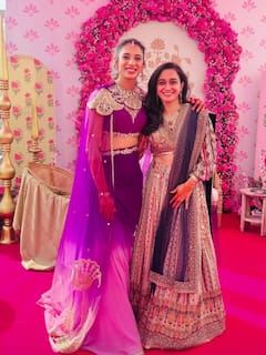 स्मृति मंधाना ने हाथों पर रचाई पिया के नाम की मेहंदी, पलाश मुच्छल की बाहों में दिए पोज, देखें इनसाइड तस्वीरें