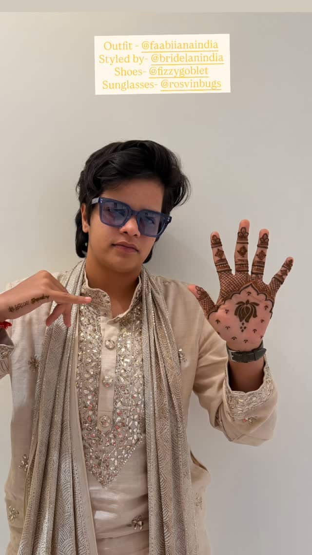 क्रिकेटर शेफाली वर्मा भी मेहंदी सेरेमनी में अपना स्वैग दिखाती नजर आईं. गोल्डन शेरवानी पहने, आंखों पर चश्मा लगाए वो काफी कूल दिखीं. उन्होंने इंस्टाग्राम पर अपने हाथों पर लगी मेंहदी भी दिखाई.