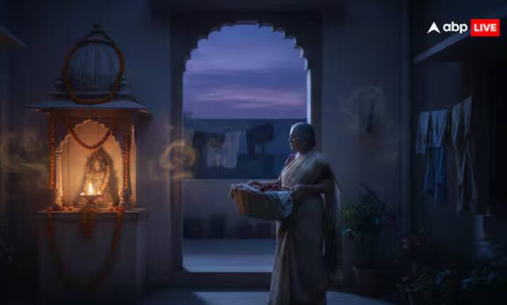 ਧਾਰਮਿਕ ਦ੍ਰਿਸ਼ਟੀਕੋਣ ਤੋਂ ਇਹ ਵੀ ਕਿਹਾ ਜਾਂਦਾ ਹੈ ਕਿ ਰਾਤ ਨੂੰ ਕੱਪੜੇ ਧੋਣ ਨਾਲ ਦੇਵੀ ਲਕਸ਼ਮੀ ਨਾਰਾਜ਼ ਹੁੰਦੀ ਹੈ। ਇਹ ਇਸ ਲਈ ਹੈ ਕਿਉਂਕਿ ਪੁਰਾਣੇ ਸਮੇਂ ਵਿੱਚ ਰਾਤ ਨੂੰ ਪਾਣੀ ਭਰਨਾ, ਕੱਪੜੇ ਧੋਣਾ ਅਤੇ ਸੁਕਾਉਣਾ ਅਸੁਰੱਖਿਅਤ ਮੰਨਿਆ ਜਾਂਦਾ ਸੀ। ਸਮੇਂ ਦੇ ਨਾਲ, ਇਹ ਸਾਵਧਾਨੀਆਂ ਸ਼ੁਭ ਅਤੇ ਅਸ਼ੁੱਭ ਮੰਨੀਆਂ ਜਾਣ ਲੱਗੀਆਂ।