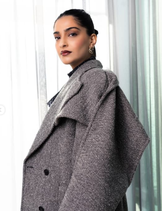 बता दें कि इस हफ्ते की शुरुआत में, सोनम कपूर ने इंस्टाग्राम पर अपनी कई खूबसूरत तस्वीरों के साथ अपनी दूसरी प्रेगनेंसी अनाउंस की थी. इस दौरान बॉलीवुड स्टार ने अपने बेबी बंप को फ्लॉन्ट करते हुए कैप्शन में, 