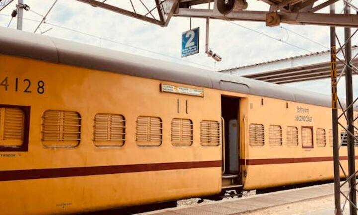 इसके अलावा राजस्थान के बाड़मेर जिले में स्थित मुनाबाव रेलवे स्टेशन पाकिस्तान के कराची-खोखरापार रूट से जुड़ा हुआ है. इस रूट पर थार लिंक एक्सप्रेस चलती थी. यह दोनों स्टेशनों के बीच दूसरा बड़ा रेल संपर्क पॉइंट था. वहीं इस स्टेशन पर कड़ी सुरक्षा रहती है और यात्रा के लिए पासपोर्ट-वीजा अनिवार्य है हालांकि भारत और पाकिस्तान के बीच चलने वाली ट्रेनें फिलहाल बंद है.