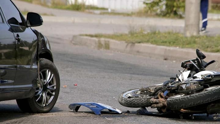 इस स्कीम के तहत दुर्घटना बीमा कवर दिया जाता है. यानी अगर किसी व्यक्ति के साथ कोई गंभीर हादसा हो जाता है और उसकी जान चली जाती है. तो उसके परिवार को आर्थिक मदद मिल सके. यह कवर गरीब और जरूरतमंद परिवारों को संकट की घड़ी में सहारा देने के लिए तैयार किया गया है.