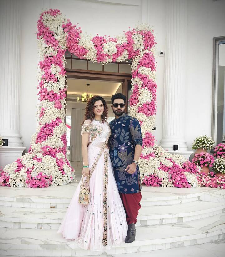 Palak wore a white colored lehenga for her brother's mehendi in which she was looking very beautiful. Whereas Mithun wore blue colored kurta and red colored dhoti.