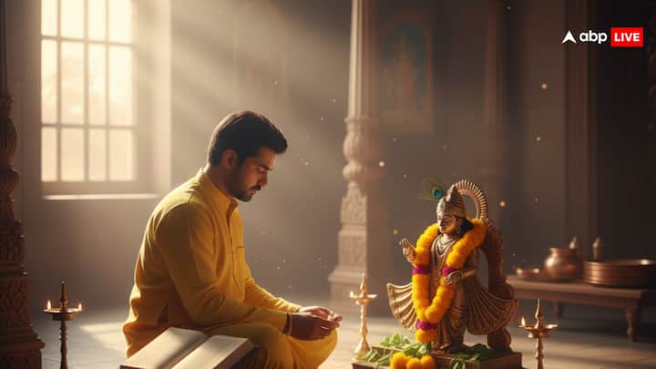 मोक्षदा एकादशी के दिन ब्रह्ममुहू्र्त में स्नान के बाद पीले वस्त्र को धारण करें और इसके बाद विधिवत रूप से भगवान विष्णु की पूजा अर्चना करें. उन्हें पीले रंग के पुष्प, पंचामृत और तुलसी दल अर्पित करें. श्रीकृष्ण के मंत्रों के साथ पूजा करें और गीता का पाठ जरूर करें. इसके अलावा मोक्षदा एकादशी के दिन जरूरतमंदों को भोजन का दान जरूर करें.