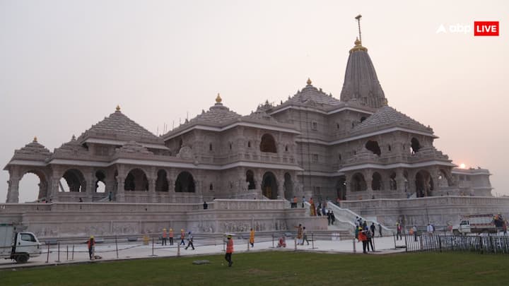 कारीगर राकेश मेटकर के नेतृत्व में 7 से 8 लोगों ने ध्वज की कढ़ाई से लेकर अंदरूनी लाइनिंग और सिलाई का काम पूरा किया है. वहीं फर्म के मालिक काश्यब मेवाड़ा के बताया कि, तीन लेयर फैब्रिक और मजबूत धागों से बना यह पताका 60 किमी प्रति घंटे से चलने वाली हवाओं का वेग भी झेल सकता है.