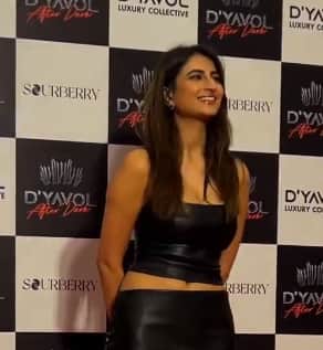 जहां उन्होंने अपने लुक से सभी का ध्यान खींचा उन्होंने ब्लैक टॉप और स्कर्ट पहनी थी जिसमें वो बेहद खूबसूरत दिख रही थी.