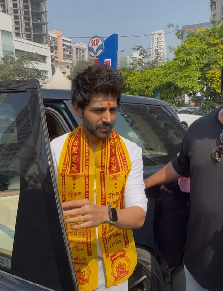 कार्तिक व्हाइट शर्ट और सेम ट्राउजर में सिद्धिविनायक गए. वहां से बाहर आने के बाद उन्होंने पैपराजी के लिए पोज भी किया.