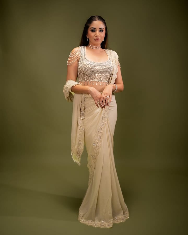 बता दें कि आशना श्रॉफ अपना होम डेकोर स्टोर भी चलाती हैं जहां से उनकी तगड़ी कमाई होती है. इसके साथ कई ब्यूटी ब्रांड्स के साथ कोलैबोरेट कर वो खूब नोट छापती हैं.