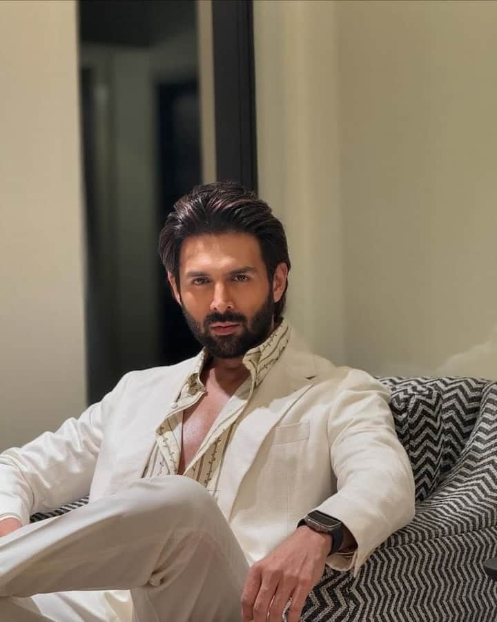 Now let's talk about Karthik Aryan's diet plan. Now let's talk about the actor's workout routine. Let us tell you, the actor also likes to do many other activities along with hardcore workout and cardio which is beneficial in muscle building.