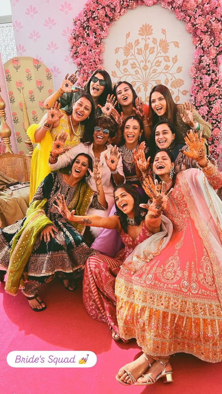एक और फोटो में स्मृति अपनी टीम-मेट्स और दोस्तों को साथ अपनी मेहंदी फ्लॉन्ट करती दिखाई दे रही हैं. तस्वीर में साफ झलक रहा है कि सभी खूब एंजॉय कर रहे हैं.