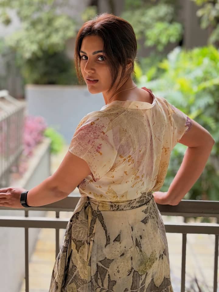 Akhanda 2 Heroine Samyuktha: ఈ అందాల భామ ఎవరో గుర్తు పట్టారా? 'అఖండ 2' హీరోయిన్ అండీ. గాడ్ ఆఫ్ మాసెస్, నట సింహం నందమూరి బాలకృష్ణ కథానాయకుడిగా రూపొందుతున్న లేటెస్ట్ 'అఖండ 2 తాండవం'లో హీరోయిన్ ఈ అమ్మాయే. (Image Courtesy: iamsamyuktha_ / Instagram)