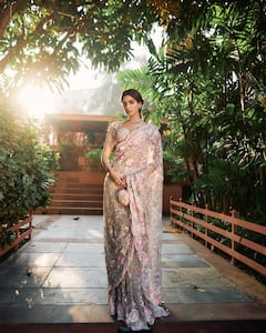 फ्लोरल साड़ी में खुशी कपूर का दिखा रॉयल अंदाज, डिजाइनर ब्लाउज में लगीं बेहद हसीन