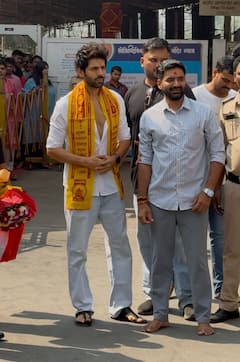 बर्थडे पर कार्तिक आर्यन ने लिया बप्पा का आशीर्वाद, माथा टेकने के लिए गए सिद्धिविनायक