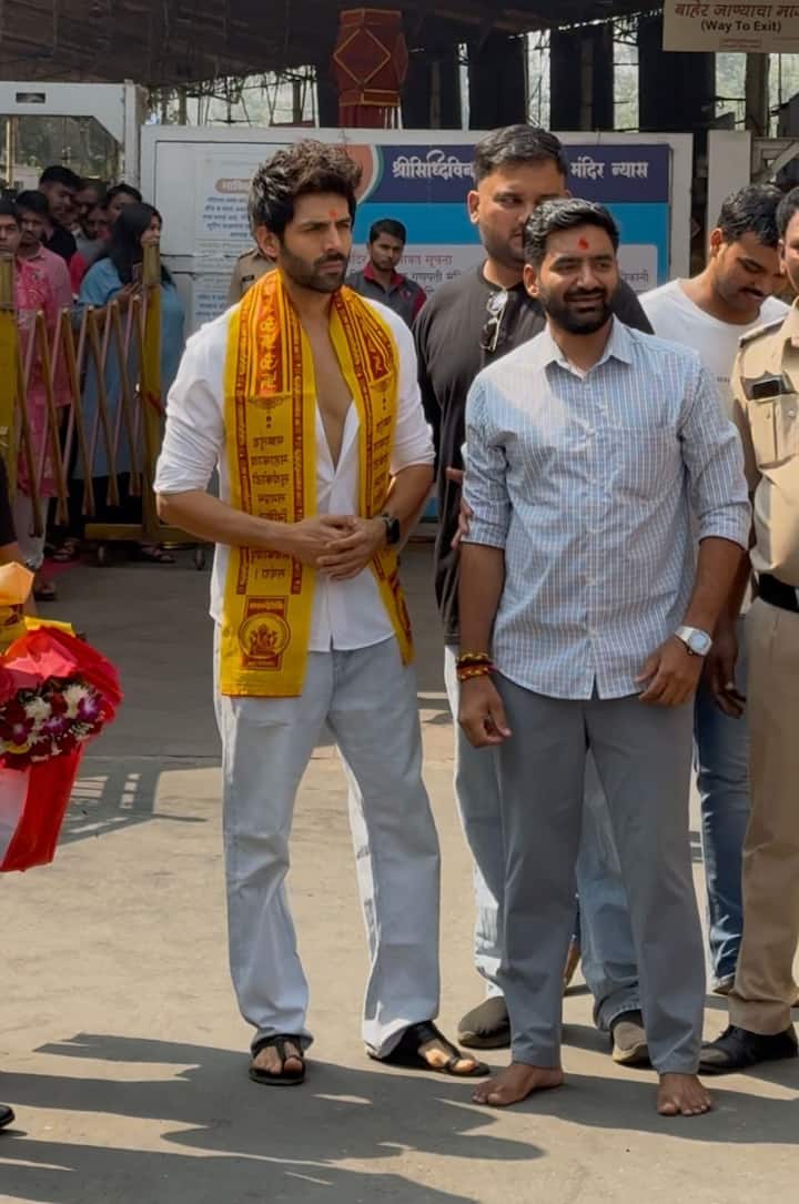 बर्थडे का खास दिन था तो इसे कार्तिक कैसे मिस कर सकते थे. वो बहुत ही सिंपल लुक में पहुंचे.