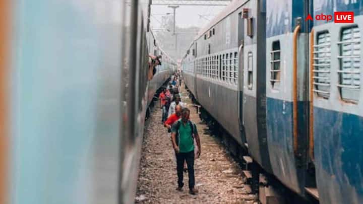 रेल एक्ट 1989 की धारा 165 रेलवे अधिकारियों को यह अधिकार देती है कि वे किसी भी संदिग्ध या गैर-कानूनी सामान की जांच कर सकें और उसे जब्त कर सकें. इसका मतलब यह है कि ज्यादातर भारतीय रेल रूट्स पर शराब ले जाना अनुमति नहीं है, चाहे बोतल सीलबंद ही क्यों न हो.