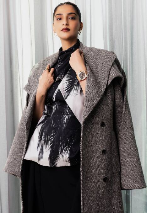 तस्वीरों में सोनम एक ब्लैक एंड व्हाइट टॉप में स्टाइलिश अंदाज में दिख रही हैं जिसे उन्होंने मैचिंग स्कर्ट और एक ओवरसाइज़्ड ग्रे ब्लेज़र के साथ पेयर किया हुआ है.