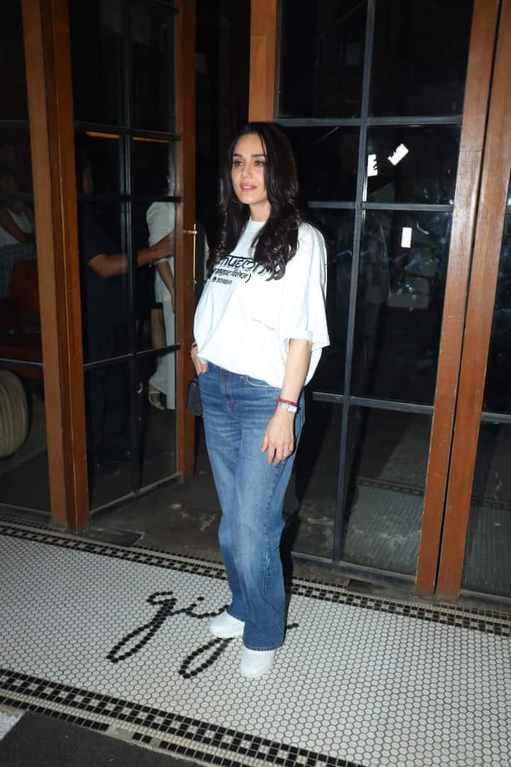 प्रीति के लुक की बात करें तो उन्होंने डेनिम के साथ व्हाइट टीशर्ट पहनी थी और अपने लुक को व्हाइट स्नीकर के साथ कंप्लीट किया था. प्रीति का ये लुक काफी वायरल हो रहा है.