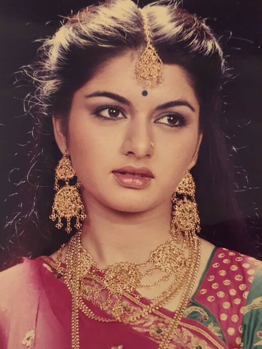 In this photo, the actress is posing laughing, along with this the actress told that at this time she was 19 years old, my husband had asked me to get a bridal shoot done, because after marriage we did not get such an opportunity.