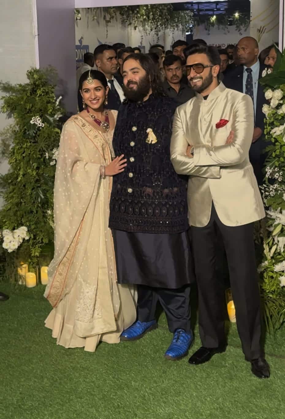 गोल्डन साड़ी में छाईं अंबानी लेडीज, शाहरुख खान और रणवीर संंग दिए पोज