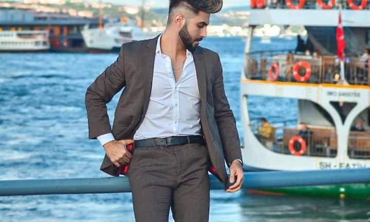 A slim fit blazer looks good on men who have broad shoulders or an athletic body. This blazer enhances the shape of the body and makes people more attractive.