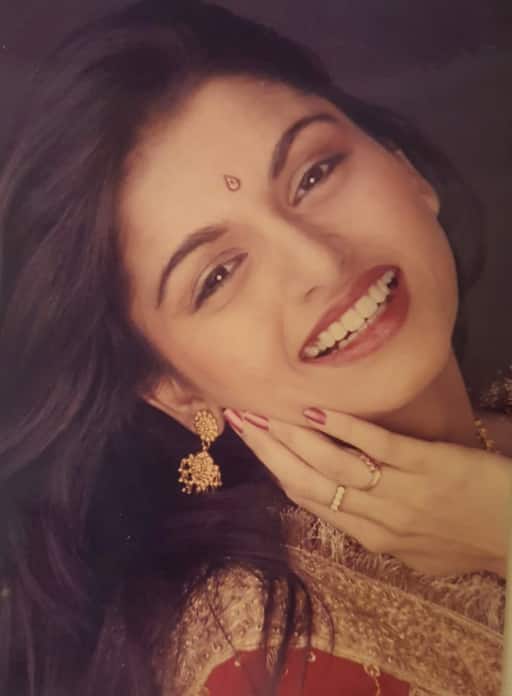 The actress wrote, this photo is from when I was 18 years old, the photoshoot before the shooting of Maine Pyar Kiya. The actress is looking very beautiful in this look.