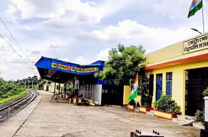 ਇਸ ਦੌਰਾਨ, ਪੱਛਮੀ ਬੰਗਾਲ ਵਿੱਚ ਪੈਟਰਾਪੋਲ ਰੇਲਵੇ ਸਟੇਸ਼ਨ ਭਾਰਤ-ਬੰਗਲਾਦੇਸ਼ ਸਰਹੱਦ 'ਤੇ ਇੱਕ ਪ੍ਰਮੁੱਖ ਆਵਾਜਾਈ ਕੇਂਦਰ ਹੈ। ਬ੍ਰਿਟਿਸ਼ ਯੁੱਗ ਦੌਰਾਨ ਬਣਾਇਆ ਗਿਆ, ਇਹ ਸਟੇਸ਼ਨ ਬੰਗਲਾਦੇਸ਼ ਦੇ ਖੁਲਨਾ ਨਾਲ ਇੱਕ ਬ੍ਰੌਡ ਗੇਜ ਲਾਈਨ ਰਾਹੀਂ ਜੁੜਿਆ ਹੋਇਆ ਹੈ। ਬੰਧਨ ਐਕਸਪ੍ਰੈਸ ਇੱਥੋਂ ਲੰਘਦੀ ਹੈ, ਪਰ ਯਾਤਰਾ ਲਈ ਇੱਕ ਵੈਧ ਪਾਸਪੋਰਟ ਅਤੇ ਵੀਜ਼ਾ ਦੀ ਲੋੜ ਹੁੰਦੀ ਹੈ।