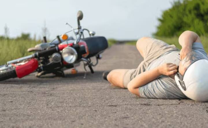 ਸਿਰਫ਼ ₹20 ਦਾ ਸਾਲਾਨਾ ਪ੍ਰੀਮੀਅਮ ₹2 ਲੱਖ ਦੀ ਦੁਰਘਟਨਾ ਕਵਰ ਕਰਦਾ ਹੈ। ਇਸ ਦੀ ਸ਼ੁਰੂਆਤ 2015 ਵਿੱਚ ਹੋਈ ਸੀ ਅਤੇ ਲੱਖਾਂ ਲੋਕ ਇਸ ਯੋਜਨਾ ਵਿੱਚ ਸ਼ਾਮਲ ਹੋ ਚੁੱਕੇ ਹਨ। ਜੇਕਰ ਪਾਲਿਸੀਧਾਰਕ ਦੀ ਕਿਸੇ ਦੁਰਘਟਨਾ ਵਿੱਚ ਮੌਤ ਹੋ ਜਾਂਦੀ ਹੈ, ਤਾਂ ਨਾਮਜ਼ਦ ਵਿਅਕਤੀ ਨੂੰ ਪੂਰੀ ਬੀਮੇ ਦੀ ਰਕਮ ਮਿਲਦੀ ਹੈ।