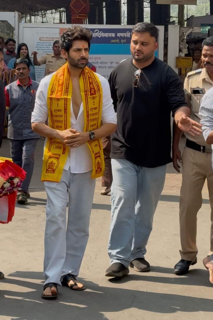 कार्तिक बर्थडे के मौके पर बप्पा के दर्शन करने के लिए सिद्धिविनायक मंदिर गए.  बप्पा का आशीर्वाद लेने के लिए कार्तिक अक्सर जाते रहते हैं.