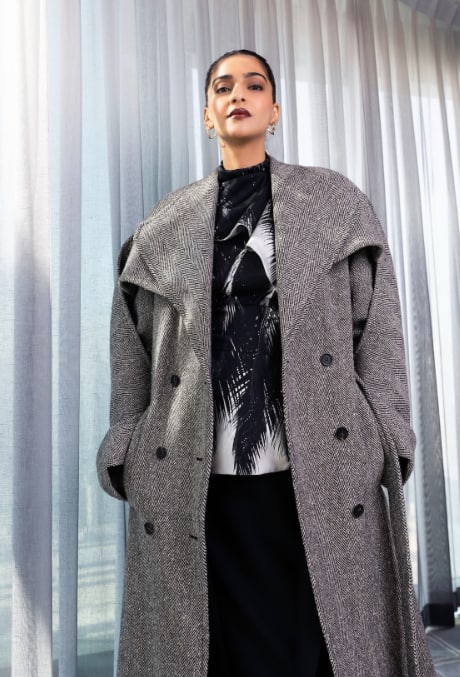 अपने स्टाइलिश लुक की तस्वीरें पोस्ट करते हुए सोनम ने कैप्शन में लिखा है,