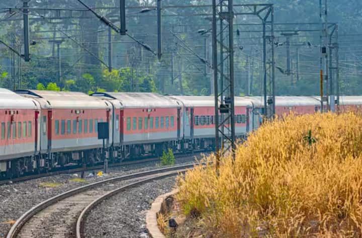 ਹਲਦੀਬਾੜੀ ਰੇਲਵੇ ਸਟੇਸ਼ਨ ਬੰਗਲਾਦੇਸ਼ ਸਰਹੱਦ ਤੋਂ ਸਿਰਫ਼ 4 ਕਿਲੋਮੀਟਰ ਦੂਰ ਹੈ। ਦੋਵੇਂ ਦੇਸ਼ ਚਿਲਾਹਾਟੀ ਸਟੇਸ਼ਨ ਰਾਹੀਂ ਜੁੜੇ ਹੋਏ ਹਨ। ਇਸ ਰੂਟ 'ਤੇ ਭਾਰਤ ਤੋਂ ਢਾਕਾ ਤੱਕ ਰੇਲਗੱਡੀਆਂ ਚੱਲਦੀਆਂ ਹਨ, ਅਤੇ ਲੋਕ ਇਸਨੂੰ ਕਾਰੋਬਾਰ ਅਤੇ ਯਾਤਰਾ ਲਈ ਵਰਤਦੇ ਹਨ।