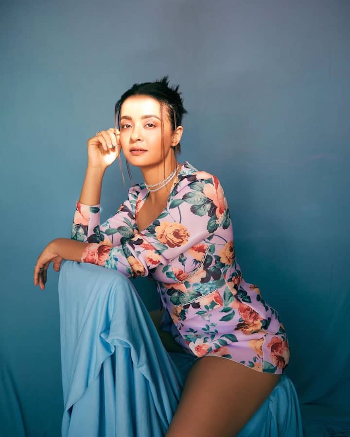 टीवी और फिल्मों में एक्टिंग का जलवा बिखेरने के बाद एक्ट्रेस ने ओटीटी पर एंट्री मारी. उन्हें 2018 में सबसे पहले हक से सीरीज में देखा गया था.