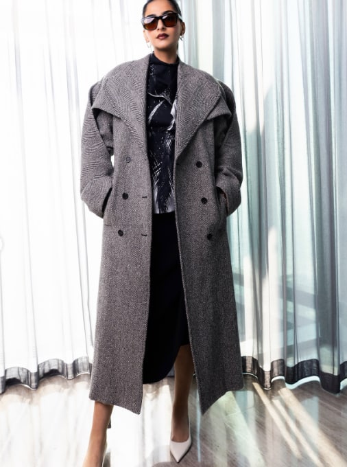 अपने बालों को स्लीक बन में बांधे हुए सोनम ने ब्लैक सन ग्लासेस और व्हाइट फुटवियर के साथ अपना लुक कंप्लीट किया है.