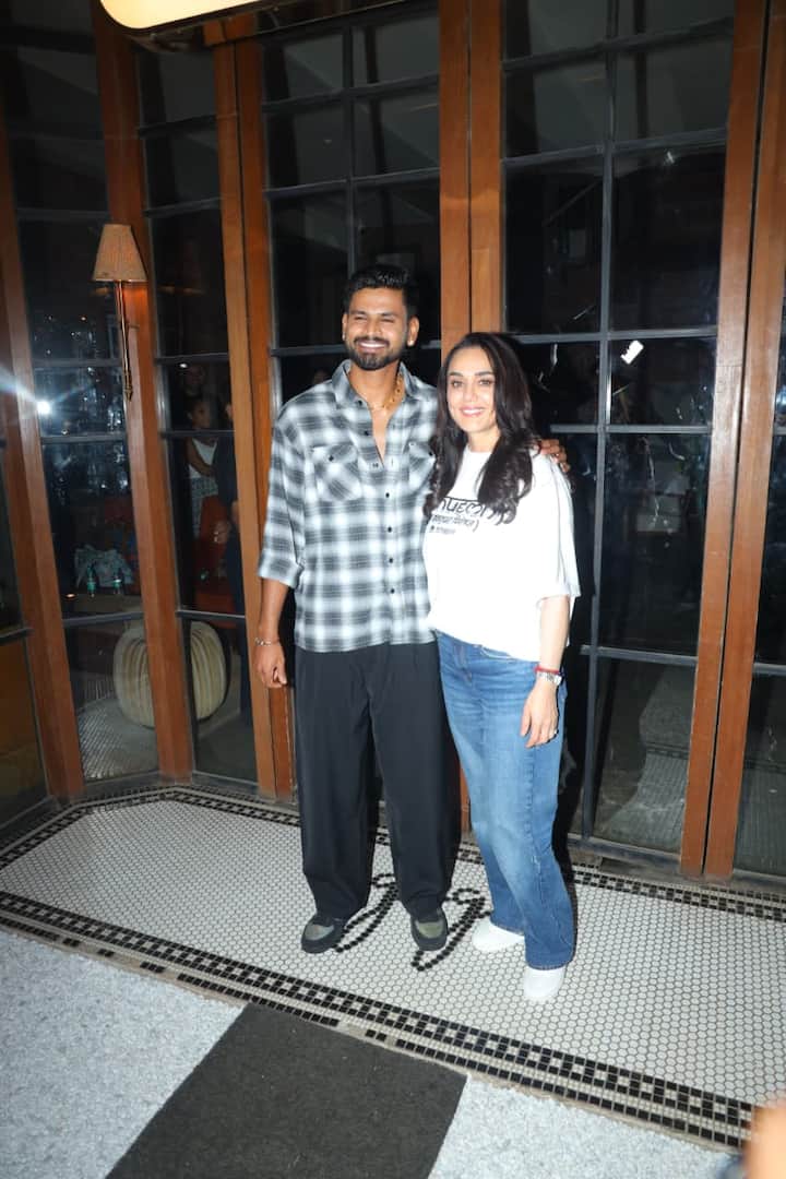 प्रीति शुक्रवार की रात को पार्टी करने के लिए गई थीं. जिसकी फोटोज खूब वायरल हो रही हैं.