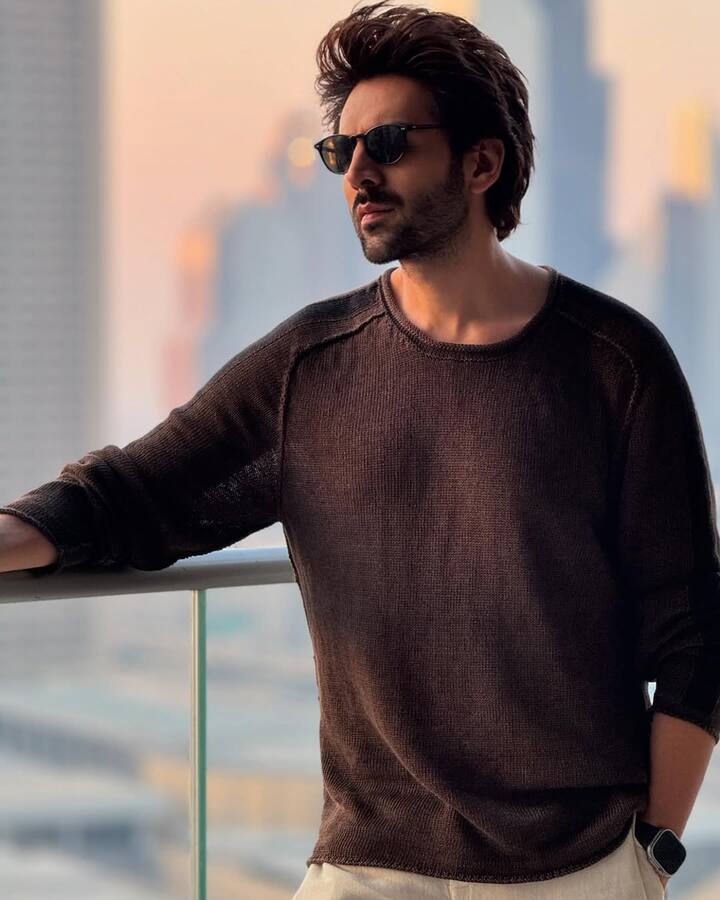 They keep themselves energetic by eating protein rich food. Along with this, apart from tea and coffee, he likes to drink green tea. If reports are to be believed, Karthik Aryan also likes to eat Mumbai's special pav bhaji on cheat day, along with this he also likes to eat fried rice.