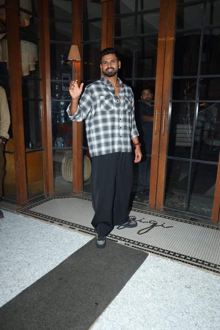 श्रेयस के लुक की बात करें तो उन्होंने ब्लैक लूज पैंट के साथ ब्लैक एंड व्हाइट शर्ट पहनी थी. जिसमें वो काफी कूल लग रहे थे.