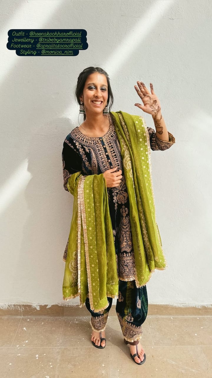 क्रिकेटर जेमिमा जेसिका रोड्रिग्स ने भी स्मृति की मेहंदी सेरमनी से अपनी तस्वीरें शेयर की हैं. ग्रीन कलर के वेलवेट सूट में वो बेहद प्यारी दिख रही हैं.