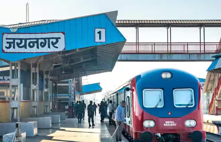 ਨੇਪਾਲ ਜਾਣ ਵਾਲੀਆਂ ਰੇਲਗੱਡੀਆਂ ਭਾਰਤ ਦੇ ਜੈਨਗਰ ਰੇਲਵੇ ਸਟੇਸ਼ਨ ਤੋਂ ਰਵਾਨਾ ਹੁੰਦੀਆਂ ਹਨ। ਮਧੂਬਨੀ ਜ਼ਿਲ੍ਹੇ ਦੇ ਇਸ ਸਟੇਸ਼ਨ ਨੂੰ ਭਾਰਤ ਦਾ ਆਖਰੀ ਰੇਲਵੇ ਸਟੇਸ਼ਨ ਮੰਨਿਆ ਜਾਂਦਾ ਹੈ। ਨੇਪਾਲ ਦੇ ਜਨਕਪੁਰ ਲਈ ਸਿੱਧੀਆਂ ਰੇਲਗੱਡੀਆਂ ਇੱਥੋਂ ਜਾਂਦੀਆਂ ਹਨ। ਨੇਪਾਲ ਸਟੇਸ਼ਨ ਭਾਰਤੀ ਸਟੇਸ਼ਨ ਦੀ ਕੰਧ ਦੇ ਦੂਜੇ ਪਾਸੇ ਸਥਿਤ ਹੈ, ਜਿਸ ਵਿੱਚ ਇੱਕ ਓਵਰਬ੍ਰਿਜ ਹੈ ਜੋ ਸਟੇਸ਼ਨ ਵੱਲ ਜਾਂਦਾ ਹੈ। ਇਸ ਸਟੇਸ਼ਨ 'ਤੇ, ਯਾਤਰੀ ਥੋੜ੍ਹੀ ਜਿਹੀ ਜਾਂਚ ਤੋਂ ਬਾਅਦ ਸਿੱਧੇ ਨੇਪਾਲ ਜਾਣ ਵਾਲੀਆਂ ਰੇਲਗੱਡੀਆਂ ਵਿੱਚ ਚੜ੍ਹ ਸਕਦੇ ਹਨ। ਹਾਲਾਂਕਿ ਬਹੁਤ ਸਾਰੇ ਲੋਕਾਂ ਨੂੰ ਪਤਾ ਨਹੀਂ ਹੋਵੇਗਾ, ਪਾਕਿਸਤਾਨ ਅਤੇ ਬੰਗਲਾਦੇਸ਼ ਜਾਣ ਵਾਲੀਆਂ ਰੇਲਗੱਡੀਆਂ ਵੱਖ-ਵੱਖ ਸਟੇਸ਼ਨਾਂ ਤੋਂ ਰਵਾਨਾ ਹੁੰਦੀਆਂ ਹਨ, ਨੇਪਾਲ ਦੀ ਰੇਲਗੱਡੀ ਜੈਨਗਰ ਸਟੇਸ਼ਨ ਤੋਂ ਰਵਾਨਾ ਹੁੰਦੀ ਹੈ।