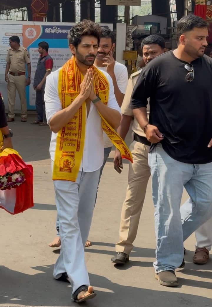 मंदिर से बाहर आने के बाद कार्तिक ने हाथ जोड़कर पैपराजी के लिए पोज भी किया.