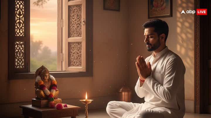 इसके अलावा मोक्षदा एकादशी के दिन सूर्यास्त के बाद भोजन करने से बचें. रात को सोने से पहले भगवान हरि के नामों का जाप करें. व्रत के दौरान अपने गुस्से पर नियंत्रण करें. शाम की पूजा के बाद फलाहार करें. भूलकर भी चावल को न खाएं.