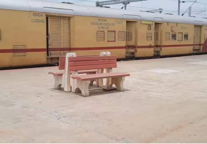 ਅਟਾਰੀ ਭਾਰਤ-ਪਾਕਿਸਤਾਨ ਰੇਲ ਨੈੱਟਵਰਕ ਦਾ ਸਭ ਤੋਂ ਵੱਡਾ ਅਤੇ ਸਭ ਤੋਂ ਮਹੱਤਵਪੂਰਨ ਸਟੇਸ਼ਨ ਹੈ। ਪਹਿਲਾਂ, ਸਮਝੌਤਾ ਐਕਸਪ੍ਰੈਸ ਇਸ ਰੂਟ 'ਤੇ ਚਲਦੀ ਸੀ, ਜੋ ਭਾਰਤ ਦੇ ਅਟਾਰੀ ਤੋਂ ਪਾਕਿਸਤਾਨ ਦੇ ਲਾਹੌਰ ਤੱਕ ਚੱਲਦੀ ਸੀ। ਇਹ ਸਟੇਸ਼ਨ ਭਾਰਤ-ਪਾਕਿਸਤਾਨ ਸਰਹੱਦ ਦੇ ਬਹੁਤ ਨੇੜੇ ਹੈ ਅਤੇ ਪਾਕਿਸਤਾਨ ਦੀ ਯਾਤਰਾ ਲਈ ਮੁੱਖ ਗੇਟਵੇ ਮੰਨਿਆ ਜਾਂਦਾ ਹੈ।